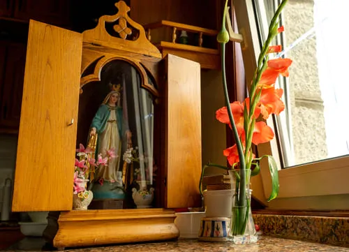 Altar para Maria — como preparar um santuário em casa